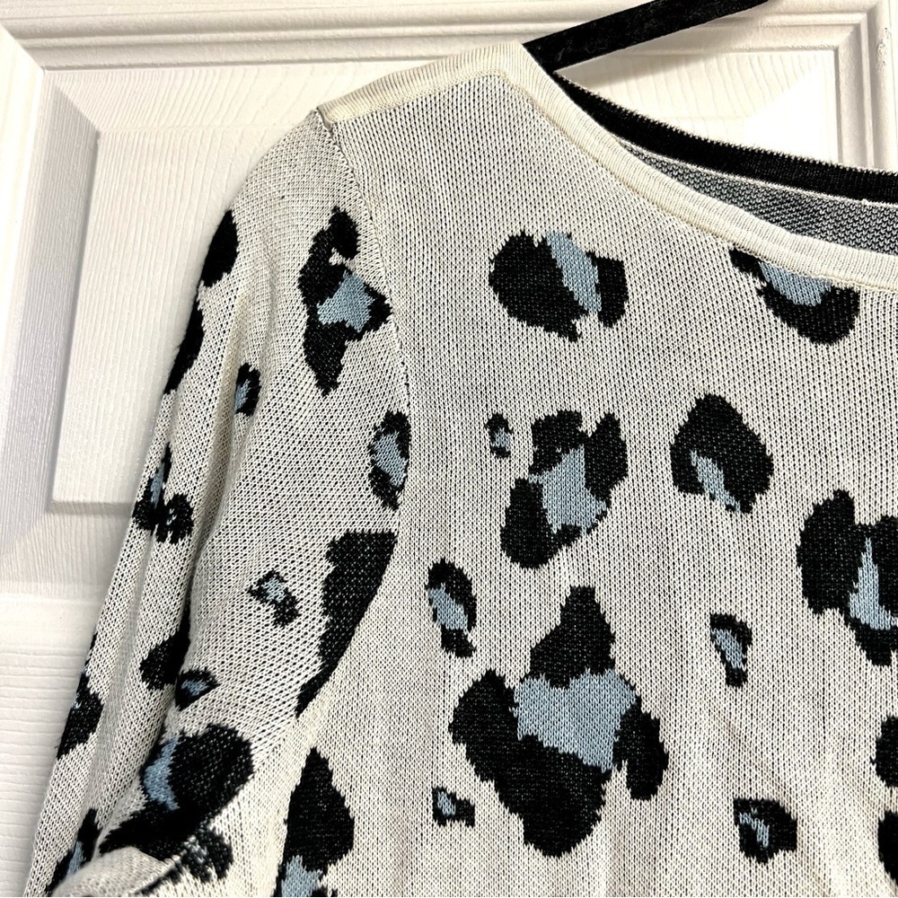 Chico’s Blue Animal Print Bateau Neck Sweater size M - Picture 3 of 9